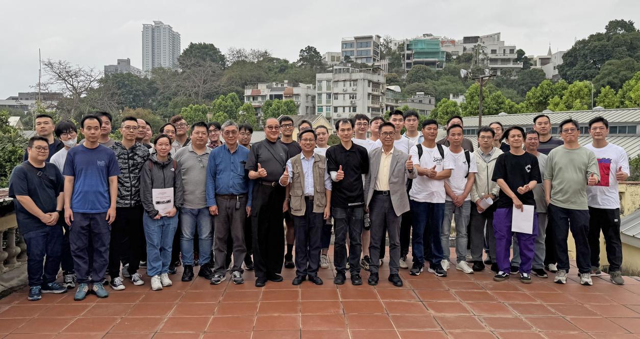 張萬(wàn)勝、麥瑞權(quán)等與澳門(mén)文化局及澳門(mén)30多名建造業(yè)領(lǐng)域?qū)W員合影