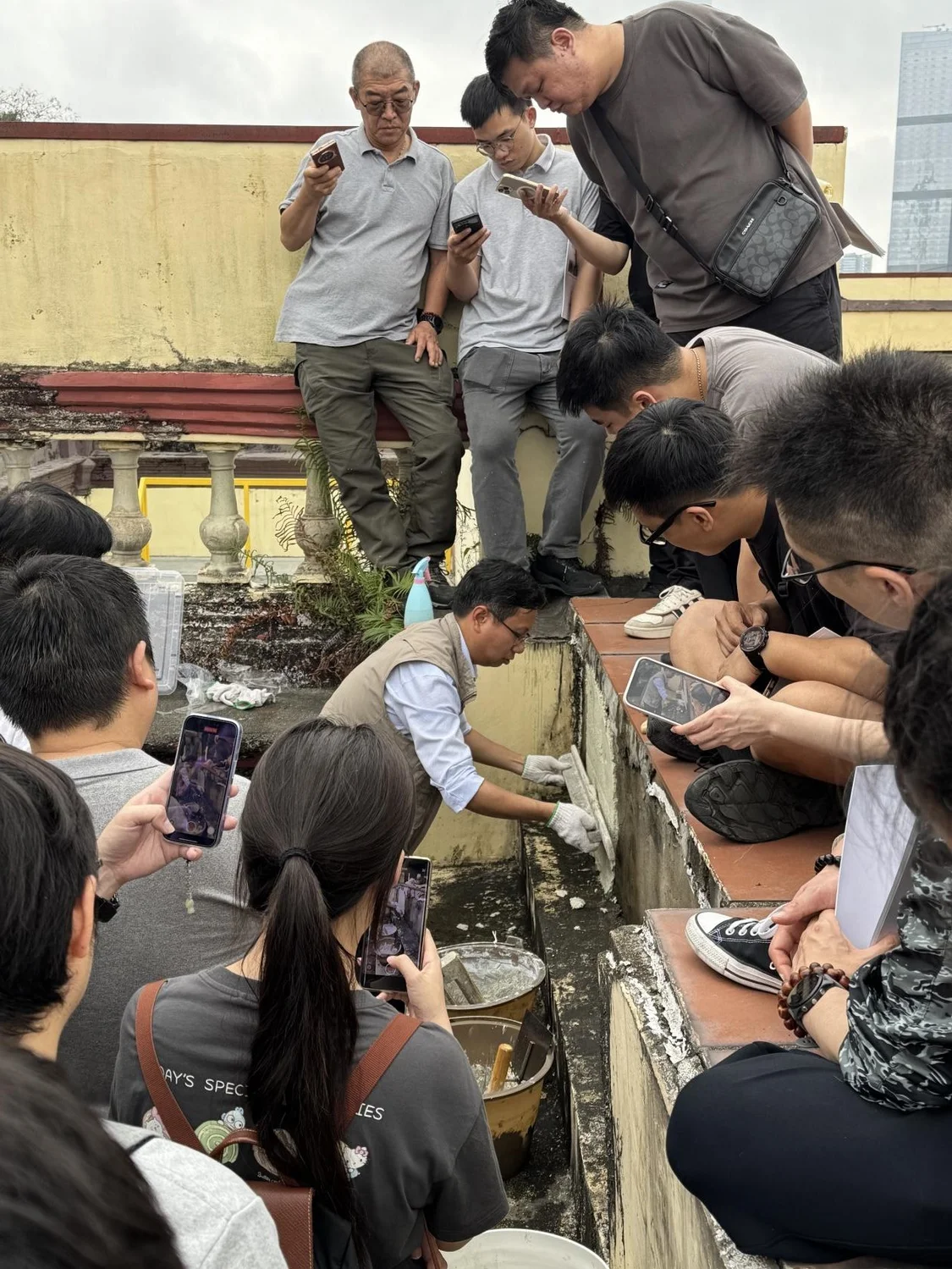 張萬(wàn)勝現(xiàn)場(chǎng)演示傳統(tǒng)草筋灰批灰及防水磨漿工藝