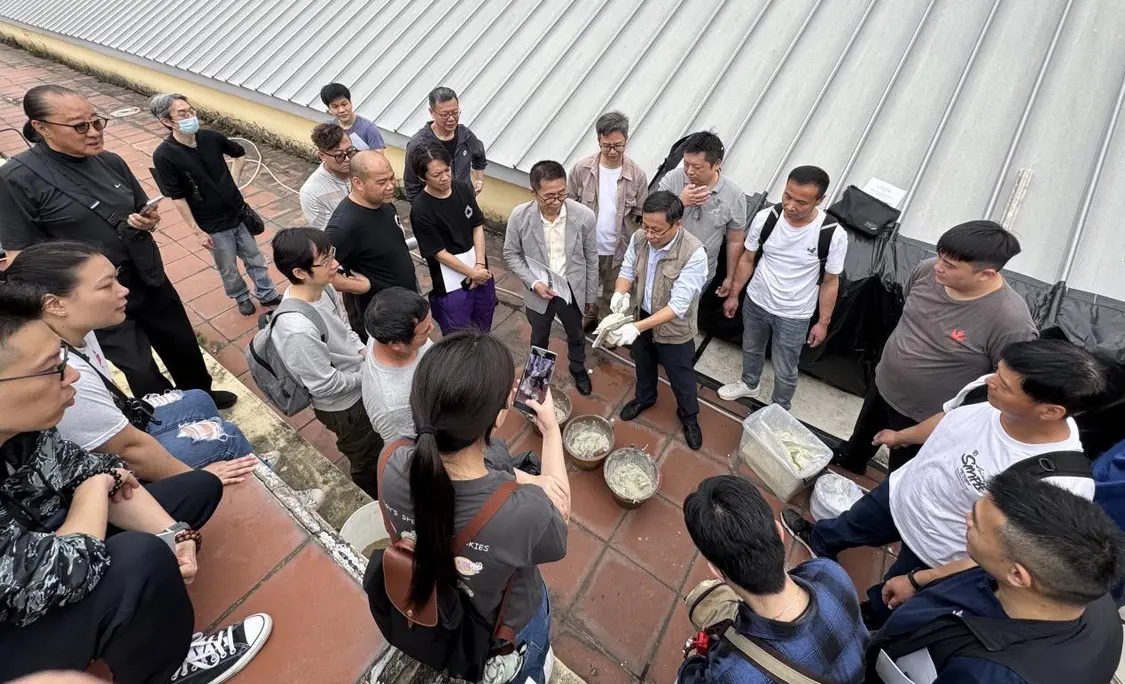 張萬(wàn)勝、麥瑞權(quán)演示傳統(tǒng)材料配制