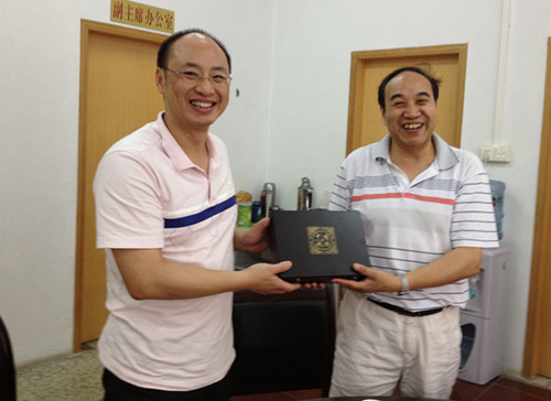 肇慶學院工會主席楊帆帶領羽毛球、乒乓球團隊來校交流